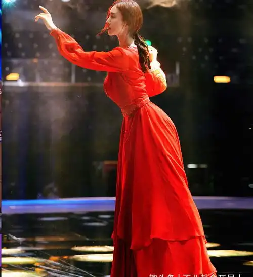  江苏晚会女星比美热巴美如仙女,杨幂港风吸睛,张雨绮发福臃肿