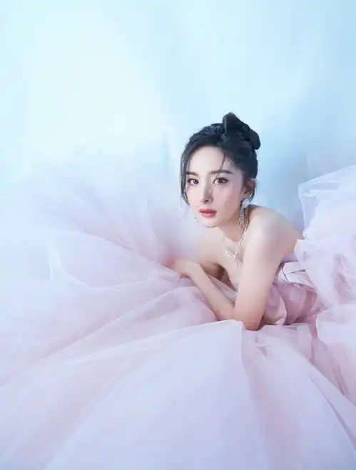  组图杨幂穿粉色抹胸裙仙气飘飘将头发扎成蝴蝶结很少女
