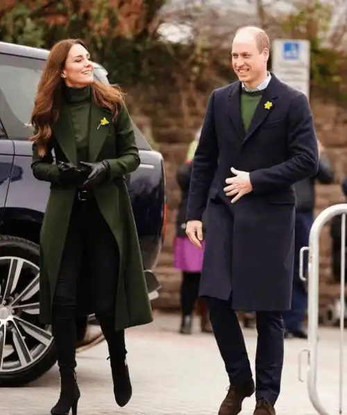 凯特一件衣服第5次穿,绿色风衣去掉黑腰带,不系扣打扮气场全开 凯特一件衣服第5次穿,绿色风衣去掉黑腰带,不系扣打扮气场全开