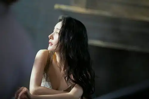 杨幂深v礼服裙露香肩性感撩人侧颜精致太吸睛 杨幂深v礼服裙露香肩性感撩人侧颜精致太吸睛